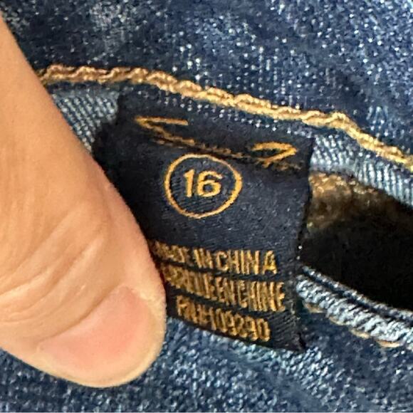 Seven7 Denim Embroidered Cutoff Style Shorts - Picture 5 of 8